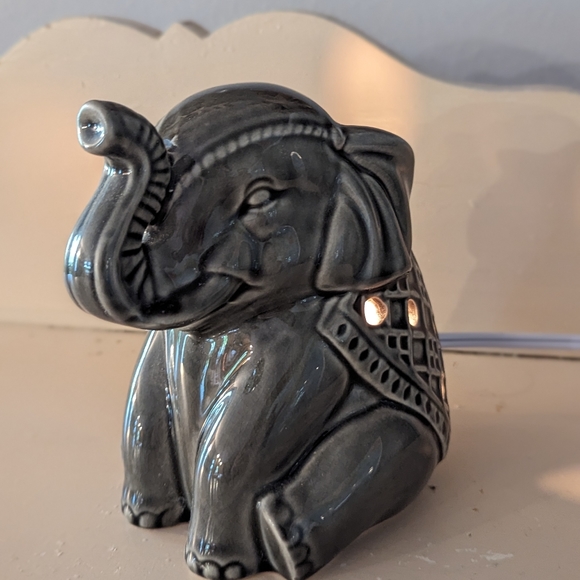 6" Grey Ceramic Elephant Night Light - Picture 3 of 4
